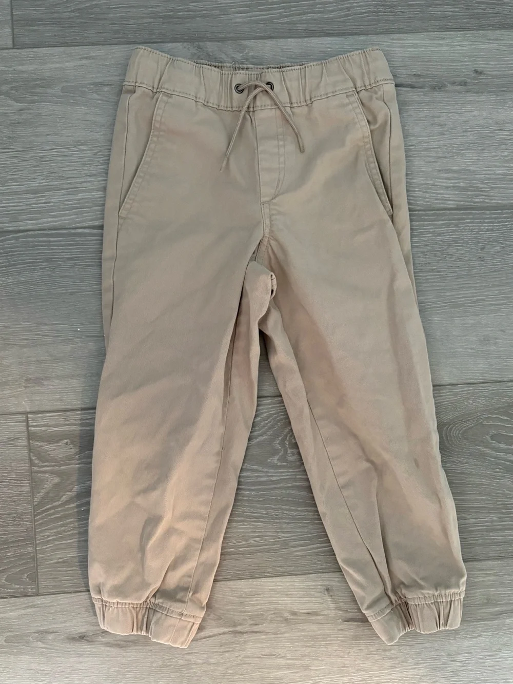 Gap Kids Casual Drawstring Jogger Pants in Beige. Boys size 4/5